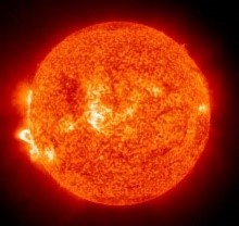 شکل1: تصویری از خورشید و اثرات فرآیندهای هم‌جوشی رخ داده در آن